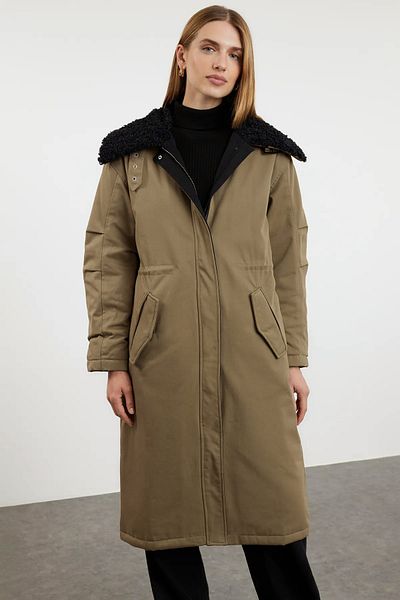 Trendyol Collection Khakifarbener, regulärer, plissierter, detaillierter, mit Steppfutter gefütterter, langer Winter-Parka-Mantel TWOAW25MO00098