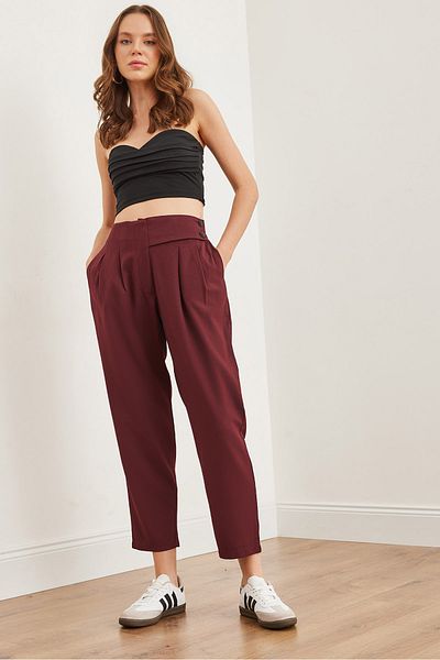 Olalook Burgunderfarbene Damenhose mit Taillendetails und plissiertem Polyviskon-Karottenpullover PNT- 19000293