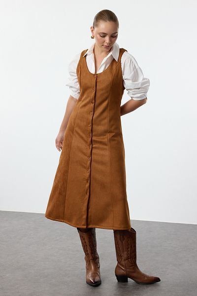 Trendyol Collection Hellbraunes Midi-Strickkleid aus Wildlederweste – einfarbiges Knopfdetail, A-Linien-Schnitt TWOAW25EL00321