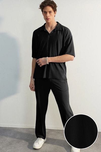 Trendyol Collection Schwarze, gerade geschnittene, einteilige Jogginghose mit verstecktem Kordelzug in limitierter Auflage TMNSS23EA00013