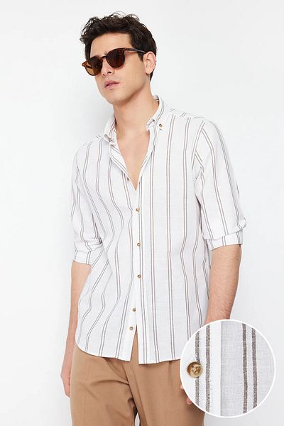 Trendyol Collection Beigefarbenes Slim-Fit-Hemd mit Knopfkragen und Nadelstreifen