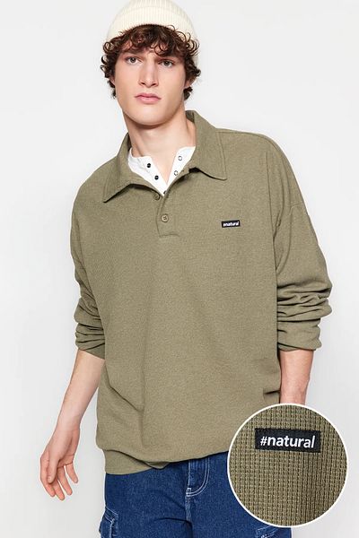 Trendyol Collection Pánská mikina Polo s límečkem – světlá khaki, značená, texturovaná bavlna, oversize střih Tmnaw24Sw00224