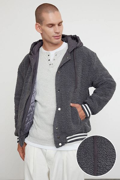 Trendyol Collection Anthrazitfarbene Winterjacke mit Kapuze für Unisex – Gummidetails, TMNAW25MO00015