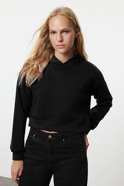 Trendyol Collection Schwarzes dickes Fleece innen mit Kapuze, bequemer Schnitt, kurzes Basic-Sweatshirt aus Strick TWOAW24SW00105