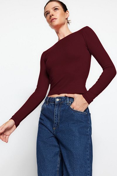 Trendyol Collection Dehnbare Baumwollbluse in dunklem Weinrot mit tiefem Rückenausschnitt – TWOAW24BZ00160