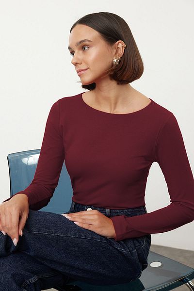 Trendyol Collection Flexible Bluse aus bordeauxroter Baumwolle mit U-Boot-Ausschnitt – figurbetont, TWOAW24BZ00166