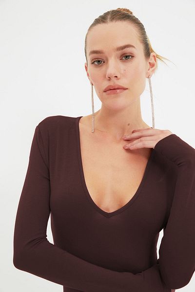 Trendyol Collection Brauner, gestrickter Body mit tiefem V-Ausschnitt und Druckknöpfen TPRAW22BD0084