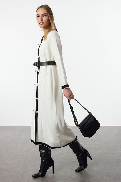 Trendyol Modest Pletené šaty s barevným blokem Ecru s páskem Tctaw25Eb00066