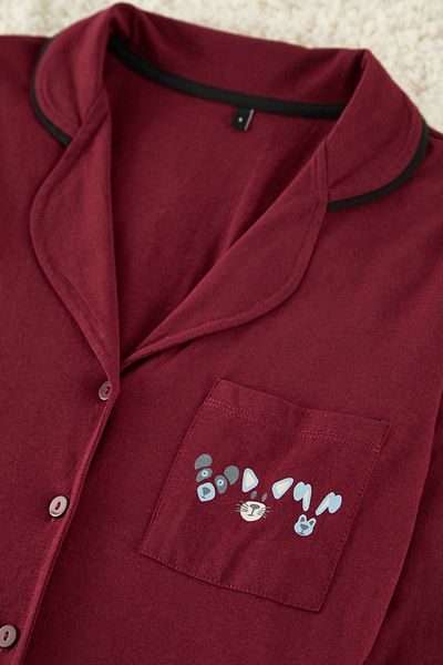 Trendyol Collection Sada pyžama z bordó bavlny s potiskem - detail paspulky a kapsy Thmaw22Pt0785
