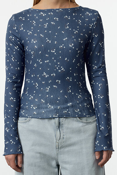 Trendyol Collection Flexibilní zavinovací halenka s indigovým potiskem s texturou – TWOAW25BZ00111