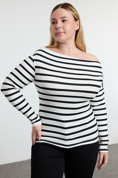 Trendyol Curve Schwarz gestreifte Premium-Strickbluse aus weichem Stoff mit Boot-/Madonna-Ausschnitt TBBSS24AF00037
