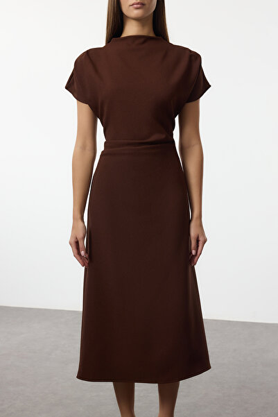 Trendyol Collection Hnědé Á-čkové Šaty s Degaje Límcem z Midi Krepu TWOAW25EL00393