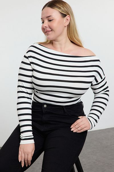 Trendyol Curve Schwarz gestreifte Premium-Strickbluse aus weichem Stoff mit Boot-/Madonna-Ausschnitt TBBSS24AF00037