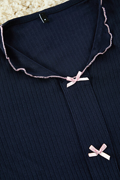 Edit by Trendyol Μπλε ναυτικό βαμβακερή κορδέλα/Φιόγκος και Baby Overlock Λεπτομερές σετ πιτζάμες με ραβδώσεις TEDAW25PT00023