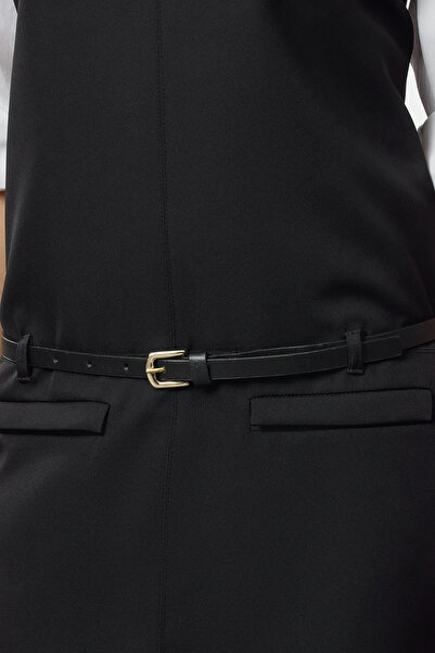 Trendyol Collection Mini tkané šaty s nízkým pasem a černým páskem Twoaw25El00582