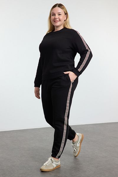 Trendyol Curve Schwarzes Strick-Trainingsanzug-Set in Übergröße – Rundhalsausschnitt, Streifendetail, Fleece TBBAW25CP00011