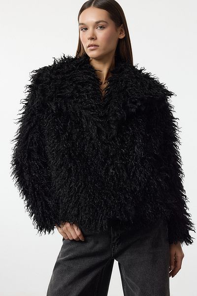 Trendyol Collection Czarny oversize'owy płaszcz futrzany formowany Twoaw25Mo00324