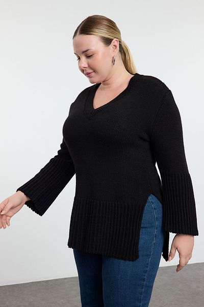 Trendyol Curve Black V-Neck Knitwear Sweater with Slits on the Sides Tbbaw25An00057
