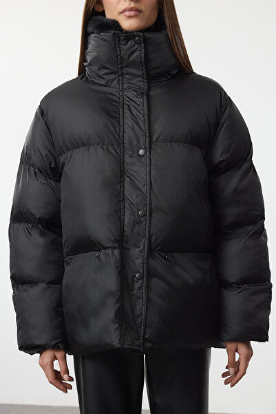 Trendyol Collection Černý oversize límec s plyšovým detailem nafukovací kabát TWOAW25MO00318