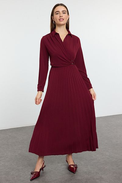 Trendyol Modest Burgunderrotes Strickkleid mit zweireihigem Ausschnitt und plissiertem Accessoire-Detail TCTAW25EB00138