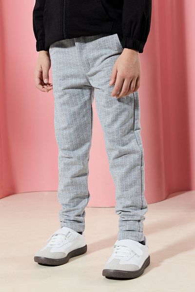 TRENDYOLKIDS Světle šedé tenké pruhované sezónní pletené kalhoty pro chlapce - Tkdaw25ea00004