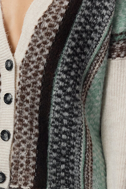 Trendyol Collection Ecru Wide Fit Soft Textured Patterned V-Neck Knitwear Cardigan Twoaw25Hi00382