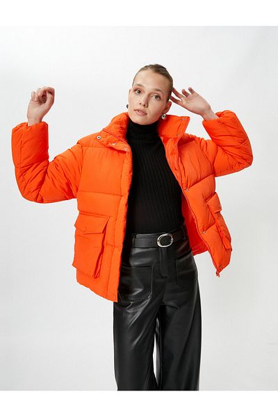Koton Kurze Pufferjacke mit Stehkragen, großer Tasche und Druckknopfverschluss