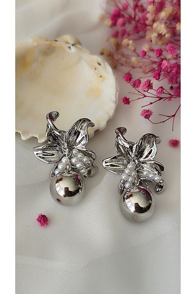 İPAR AKSESUAR Flower Motived Pearl Metal Silver Earring