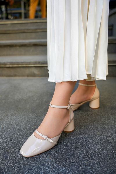 LAMİNTA Saigo Nude Double Buckle Detailed Blunt Toe Thick Heeled Shoes
