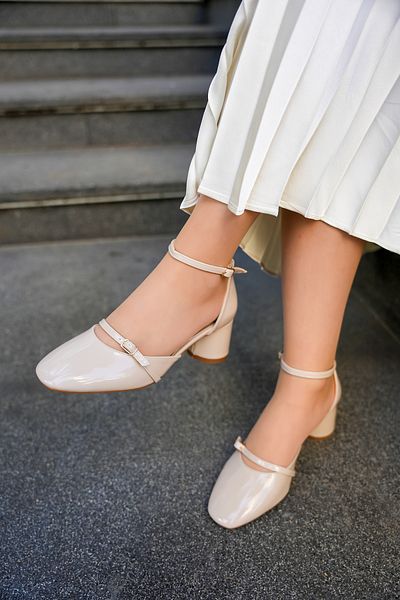 LAMİNTA Saigo Nude Double Buckle Detailed Blunt Toe Thick Heeled Shoes