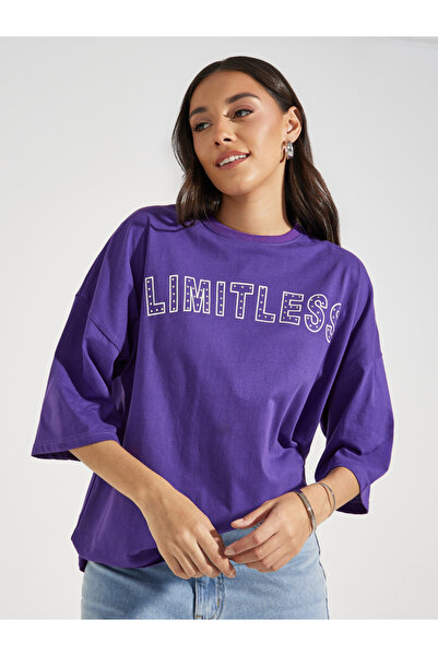 Styli تي شيرت كبير الحجم بكتف منسدلة وشعار Limitless مرصع بأحجار الراين