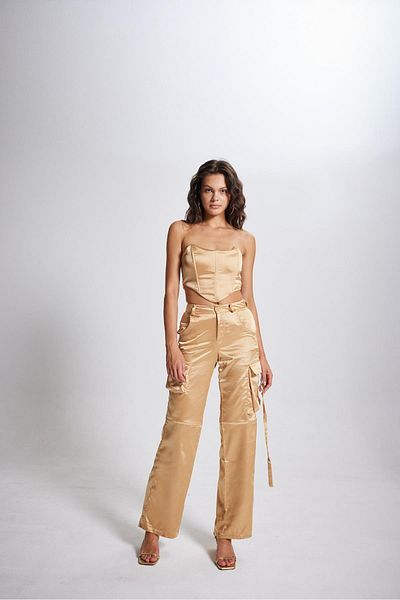 HOLLY LOLLY Satin-Maddy-Hose mit hoher Taille und Cargotasche in Beige
