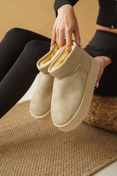Capone Outfitters Beigefarbene Wildleder-Stiefeletten mit dicker Sohle und runder Zehenpartie