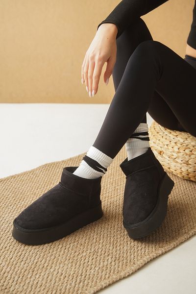 Capone Outfitters Schwarze Wildleder-Stiefeletten mit dicker Sohle und runder Zehenpartie