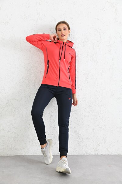 Cramp Spor Garni Piping Detail Dusty Rose Diver Tracksuit Set on the Arm