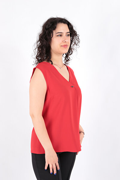 AYHAN 81954 Kadın Broş Detaylı V Yaka Kolsuz Bluz