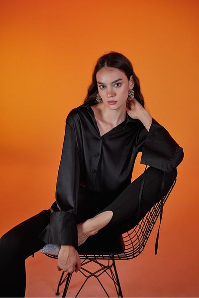HOLLY LOLLY Különleges textúrájú Satin Crop Silky Shirt Fekete