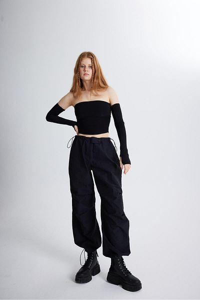 HOLLY LOLLY Elastische Fallschirmhose mit verstellbarer Taille und Beinen in Schwarz