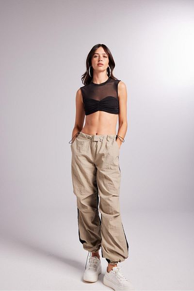 HOLLY LOLLY Zweifarbige zweifarbige Fallschirmhose mit verstellbarem elastischem Bund und Beinen in Beige