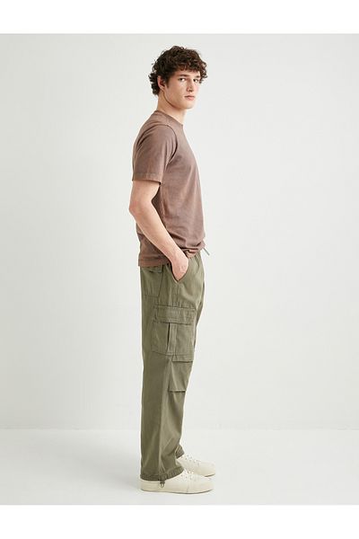 Koton Lockere Cargo-Fallschirmhose mit elastischem Taillentaschendetail und Stoppern