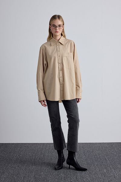 Manuka Oversize košile v barvě Cameel – detail záhybu