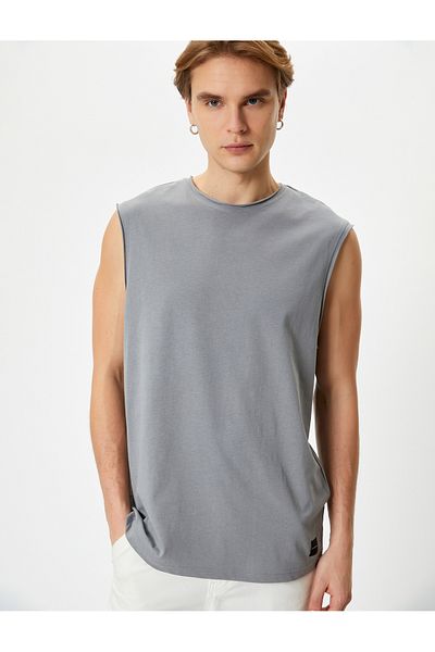 Koton Ärmelloses Basic-T-Shirt mit Rundhalsausschnitt – ausgehöhlte Ärmel und Etikettendetail