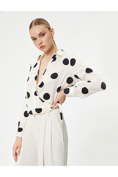 Koton Gepunktete Bluse mit langen Ärmeln und Accessoire-Detail