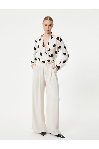Koton Gepunktete Bluse mit langen Ärmeln und Accessoire-Detail