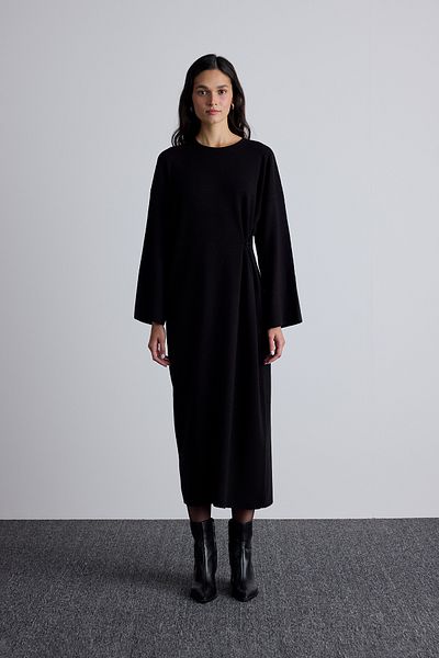 Manuka Schwarzes Strickkleid mit Schnürung