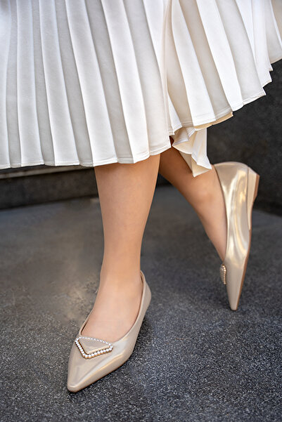 LAMİNTA Polly Gold Sivri Burun Taşlı Aksesuar Detaylı Kadın Babet