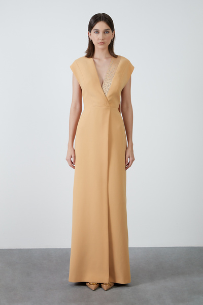 GİZİA Yakası İşlemeli Önden Yırtmaçlı Somon Rengi Uzun Elbise