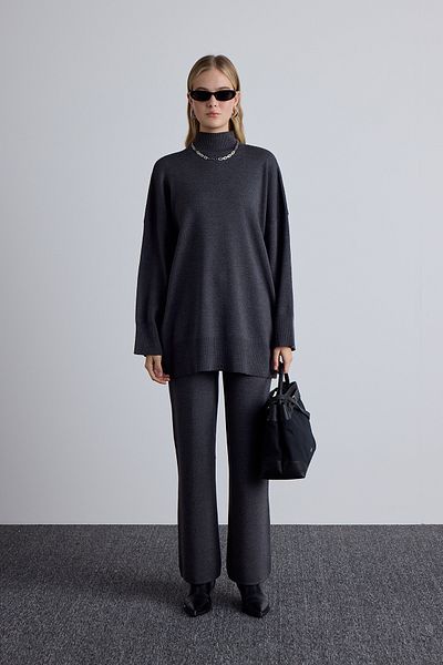 Manuka Anthrazitfarbener Oversize-Pullover mit hohem Kragen