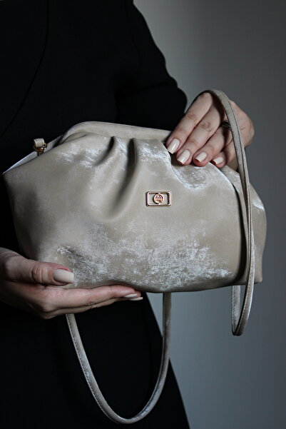 Molie Бежова сатенена суедна чантичка - отразяваща синтетична кожа, чанта с к...