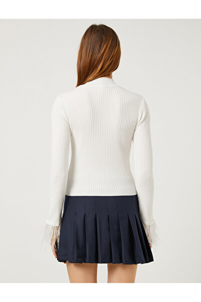 Koton Melis Ağazat X – Halber Rollkragenpullover mit Federdetail an den Ärmeln